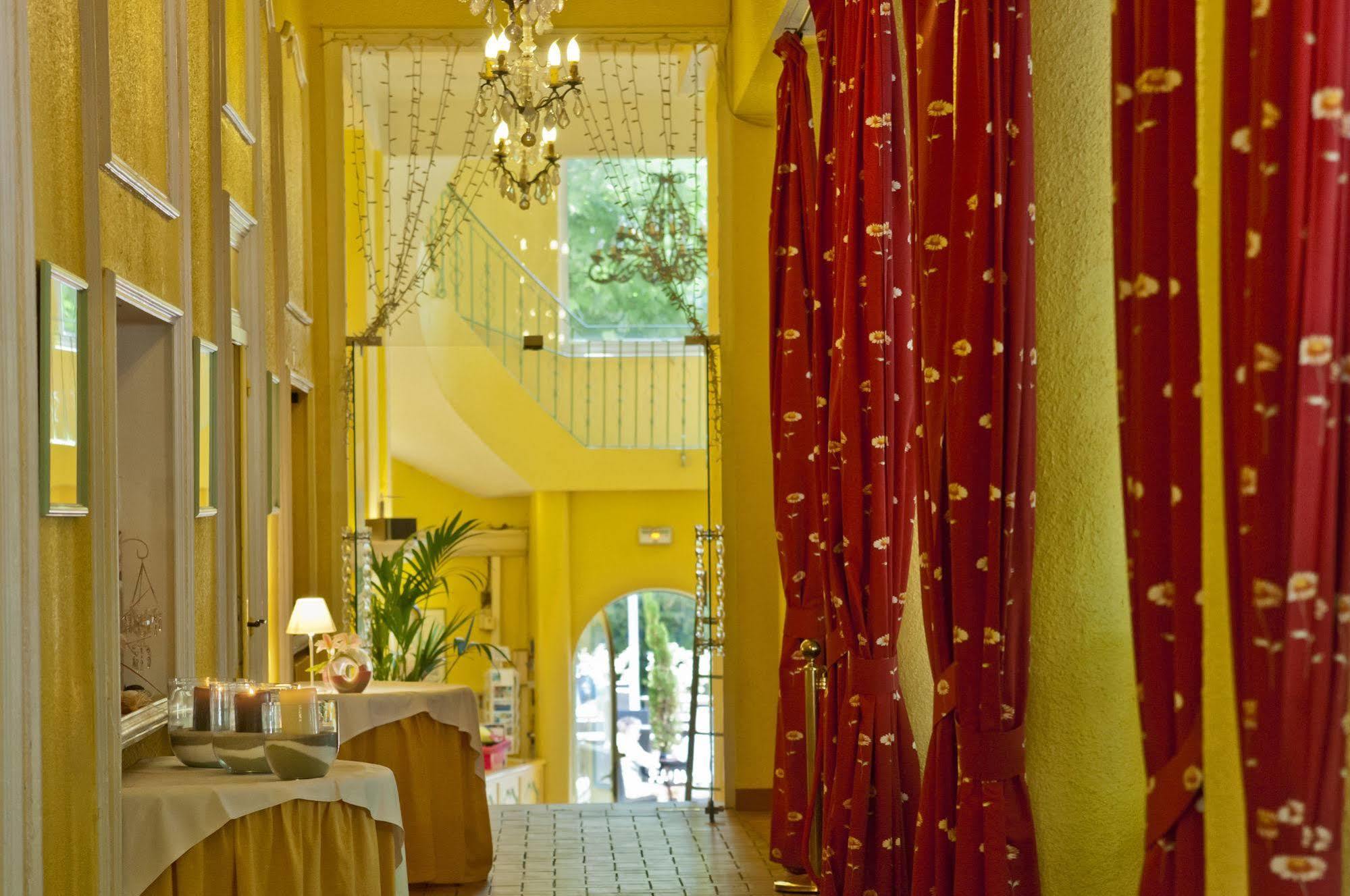 Hôtel Miléade Méditerranée - Port-Fréjus Esterno foto